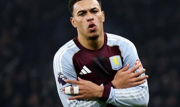 罗杰斯打爆约罗，维拉2-1曼联十连胜造百年神迹，阿莫林赛后绝杀