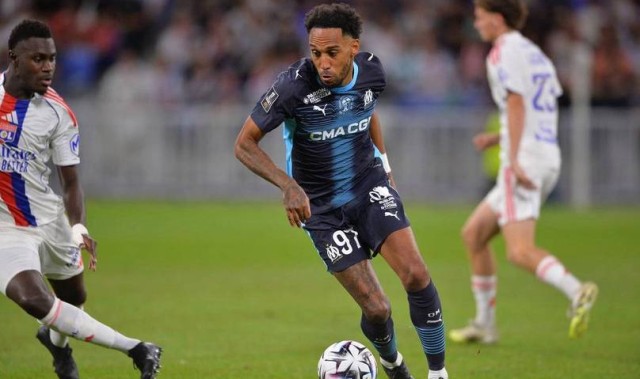 朗斯主场迎战马赛，争夺法甲榜首，主场防守强、反击高效，有望打破马赛不败金身。