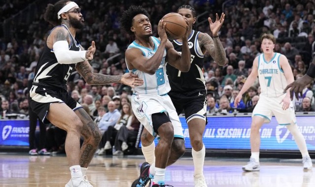 字母30+10&amp;准绝杀克尼普尔26分 雄鹿险胜黄蜂