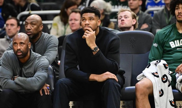 曝湖人明夏可能会关注字母哥 用3首轮+里夫斯谈判